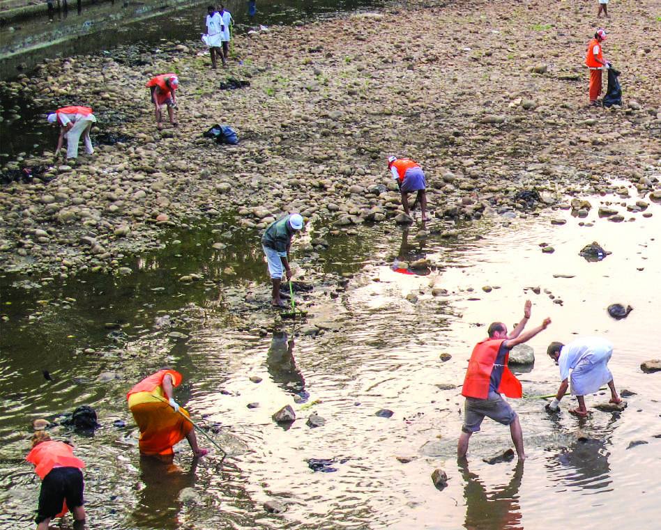 Volunteers clearing waste from the Pampa riverbed